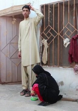Cậu bé Pakistan phải nghỉ học do cao gần 2 mét