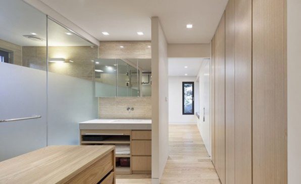 Dọc hành lang dẫn tới phòng tắm, chủ nhà sử dụng các loại tủ gỗ âm tường thông minh để cất trữ đồ.