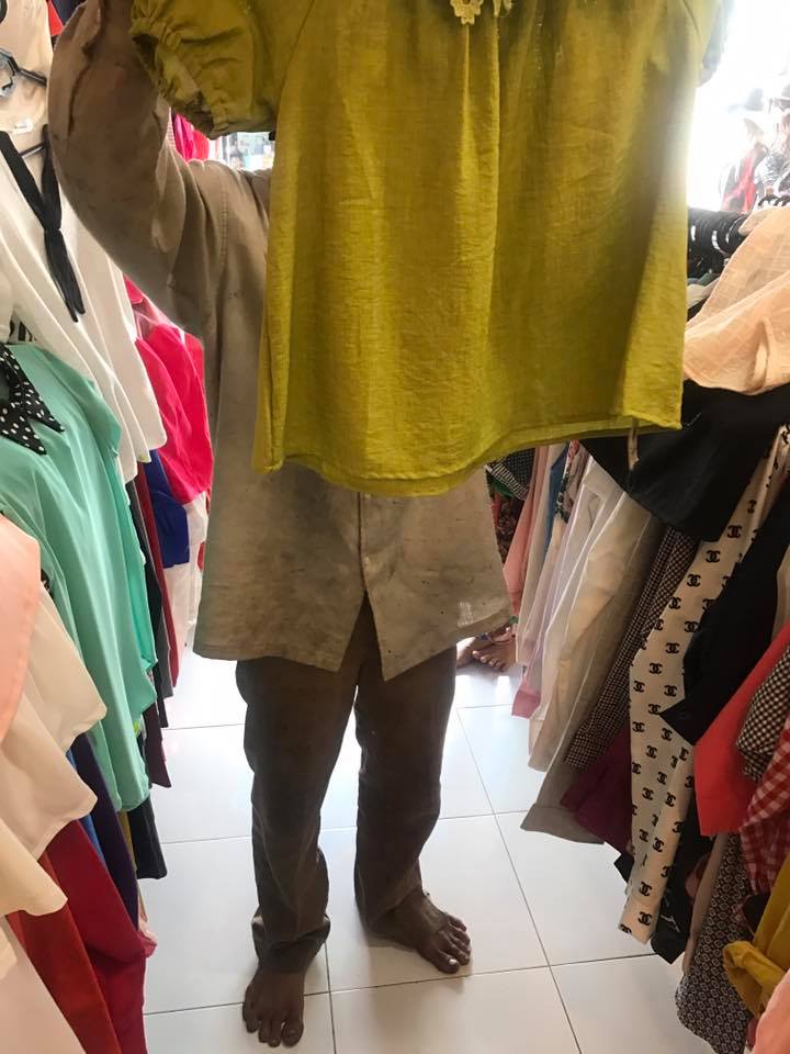 cảm động người cha nghèo vào cửa hàng chọn quần áo cho vợ con