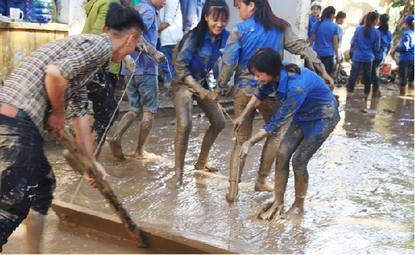 Nhờ sự hỗ trợ của thanh niên tình nguyện lượng bùn đất ở trường đã được khắc phục